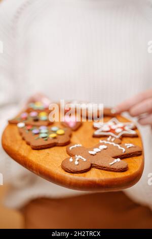 Primo piano di un biscotto tradizionale di pan di zenzero per natale. Foto Stock