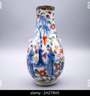 Clobbered Antique Cinese Blu e Bianco Long Eliza Vase con marchio conch Shell Kangxi Foto Stock