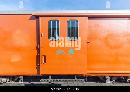 Vagone ferroviario arancione della ferrovia Baie de Somme. Saint-Valery, Francia Foto Stock