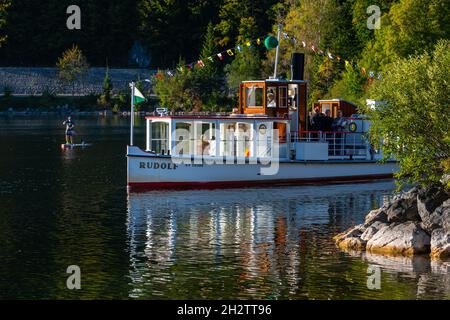 Ferryboat storico 'Rudolf', costruito nel 1903 ancora in uso a Grundlsee, Salzkammergut, Austria Foto Stock