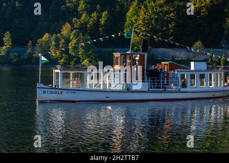 Ferryboat storico 'Rudolf', costruito nel 1903 ancora in uso a Grundlsee, Salzkammergut, Austria Foto Stock