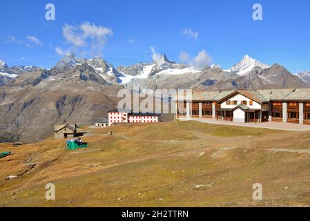 Panorama delle alte montagne intorno a Zermatt nelle Alpi svizzere meridionali. Foto Stock
