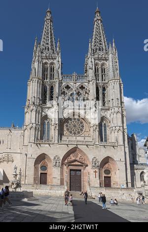 BURGOS, SPAGNA - 7 AGOSTO: Cattedrale di Burgos facciata principale. Il Cathedsral di Santa Maria di Burgos è stato de clared un sito Patrimonio dell'Umanità dall'UNESCO nel 1984. Foto Stock
