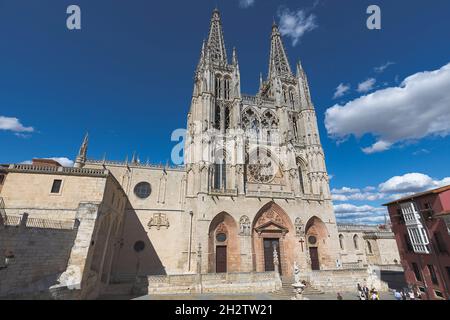 BURGOS, SPAGNA - 7 AGOSTO: Cattedrale di Burgos facciata principale. Il Cathedsral di Santa Maria di Burgos è stato de clared un sito Patrimonio dell'Umanità dall'UNESCO nel 1984. Foto Stock
