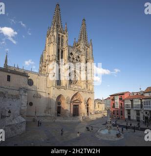 BURGOS, SPAGNA - 7 AGOSTO: Cattedrale di Burgos facciata principale. Il Cathedsral di Santa Maria di Burgos è stato de clared un sito Patrimonio dell'Umanità dall'UNESCO nel 1984. Foto Stock