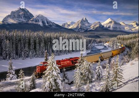 Treno della Canadian Pacific Railway passando attraverso il fiume Bow a Morants Curve, Banff National Park, Alberta Foto Stock