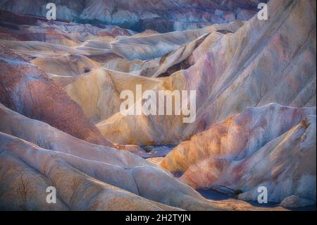 Zabriskie Point, paesaggio erosionale colorato sfondo al Death Valley National Park Foto Stock