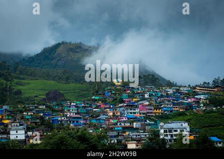 Case colorate sulla collina di Munnar Foto Stock