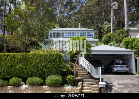 Casa indipendente australiana con ampio giardino verde e garage con auto, Clareville un sobborgo di Sydney nella zona nord spiagge, Sydney, Australia Foto Stock