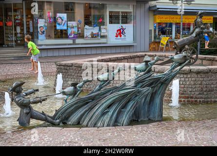 Münchhausenbrunnen, Baron von Münchhausen, Münchhausenstraße, Bodenwerder, Niedersachsen, Germania Foto Stock