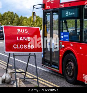 Un tradizionale Red London Double Decker Bus Nest a Un Bus Lane chiuso strada segnale e non persone Foto Stock