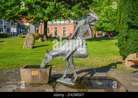 Münchhausenbrunnen, «Das Halle Pferd», Baron von Münchhausen, Münchhausenstadt Bodenwerder, Niedersachsen, Germania Foto Stock