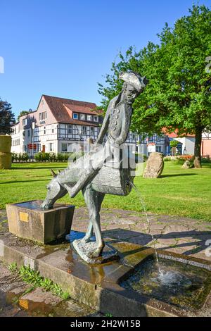 Münchhausenbrunnen, «Das Halle Pferd», Baron von Münchhausen, Münchhausenstadt Bodenwerder, Niedersachsen, Germania Foto Stock