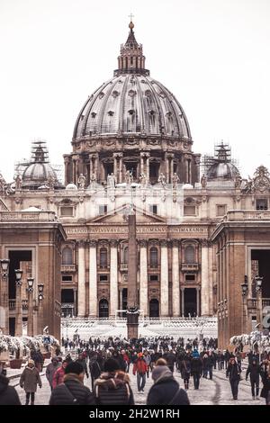 Roma, Italia. 26 febbraio 2018: Città del Vaticano con neve, folla di persone in Via della conciliazione. Cupola di San Pietro. Foto Stock