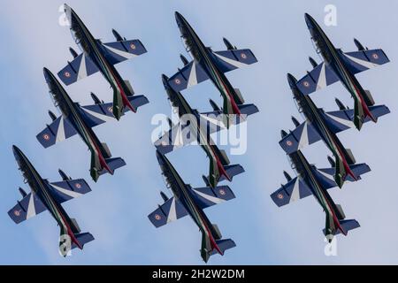 Radom, Polonia - 25 agosto 2018: Radom Air Show - Frecce Tricolori squadra aerobatica che vola in stretta formazione ad Aermacchi MB-339 Foto Stock