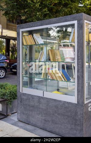 Chisinau, Moldavia - Settembre 2021: Libreria con libri installati in piazza della città per la lettura gratuita. Spazio di copia. Primo piano. Messa a fuoco selettiva. Foto Stock