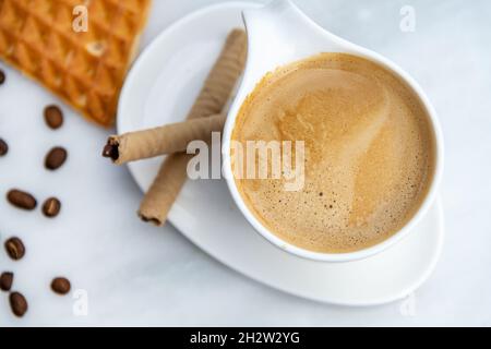 Caffè americano fresco in una tazza di caffè in vetro su un tavolo di marmo Foto Stock