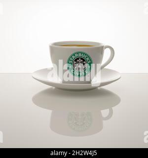 Un drink mattutino fragrante. Tazza di caffè allo Starbucks. Russia, San Peterburg. 10/23/2021 12:24 PM. Starbucks è una catena di caffetterie negli Stati Uniti e in America Foto Stock