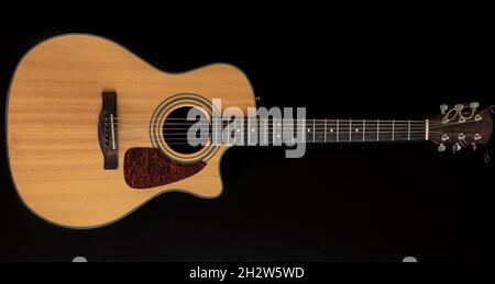 Chitarra acustica classica su sfondo nero. Foto Stock