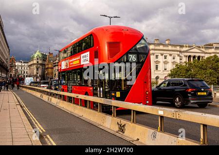 Trasporto rosso per londra autobus a doppio desker che passa le barriere anti-terrorismo Crash su Waterloo Bridge Londra Inghilterra Regno Unito Foto Stock