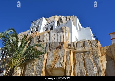 Milano, Italia - 24 settembre 2015: La tradizionale architettura omana del Padiglione Expo Milano 2015 rappresenta un'antica fortezza nel deserto. Foto Stock