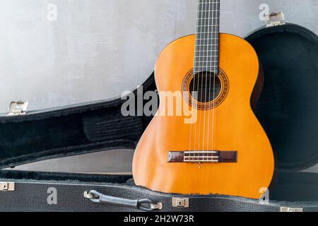 Guitar on hard Case. Classico concetto di chitarra acustica. Foto Stock