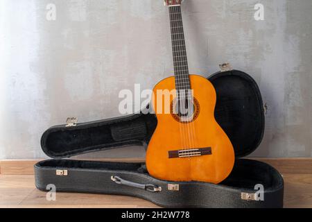 Chitarra acustica classica su custodia rigida Foto Stock