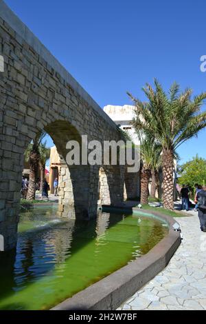 Milano, Italia - 24 settembre 2015: Padiglione Oman dell'Expo Milano 2015 rappresentato come antica fortezza con Ponte, Palme e piscina. Foto Stock