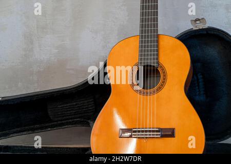 Guitar on hard Case. Classico concetto di chitarra acustica. Foto Stock