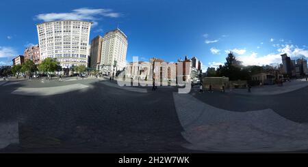 Visualizzazione panoramica a 360 gradi di New York, NY, USA - 24 ottobre 2021: Area aperta di Union Square in un giorno autunnale soleggiato in formato vr 360