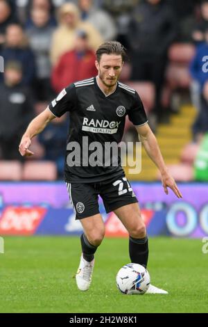 Barnsley, Regno Unito. 24 ottobre 2021. Ben Davies #22 di Sheffield ha Unito la palla a Barnsley, Regno Unito il 10/24/2021. (Foto di Simon Whitehead/News Images/Sipa USA) Credit: Sipa USA/Alamy Live News Foto Stock