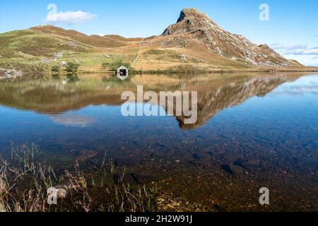 La montagna di Cefn-hir e il lago di Cregennan durante l'autunno nel Parco Nazionale di Snowdonia, Dolgellau, Galles, Regno Unito. Foto Stock