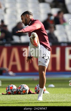 Londra, Regno Unito. 24 ottobre 2021. Said Benrahma del West Ham United si riscalda durante la partita della Premier League tra West Ham United e Tottenham Hotspur al London Stadium, Queen Elizabeth Olympic Park, Londra, Inghilterra, il 24 ottobre 2021. Foto di Ken Sparks. Solo per uso editoriale, licenza richiesta per uso commerciale. Nessun utilizzo nelle scommesse, nei giochi o nelle pubblicazioni di un singolo club/campionato/giocatore. Credit: UK Sports Pics Ltd/Alamy Live News Foto Stock