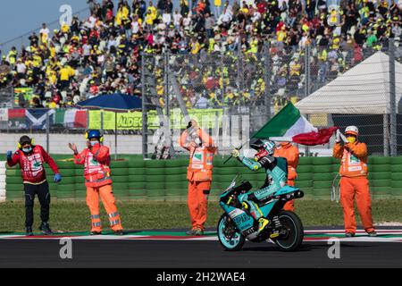 Misano Adriatico, Rimini, Emilia-Romagno, Italia. 24 ottobre 2021. MotoGP Motorcycle Racing, Gran Premio Nolan del made in Italy, Race Day; Dennis Foggia (Leopard Racing) il pilota della moto3 applaude i fan Credit: Action Plus Sports/Alamy Live News Foto Stock