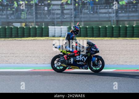 Misano Adriatico, Rimini, Emilia-Romagno, Italia. 24 ottobre 2021. MotoGP Motorcycle Racing, Gran Premio Nolan del made in Italy, Race Day; MarcoBezzecchi (SKY Racing Team VR46) Mot2 pilota applaudisce i fan Credit: Action Plus Sports/Alamy Live News Foto Stock