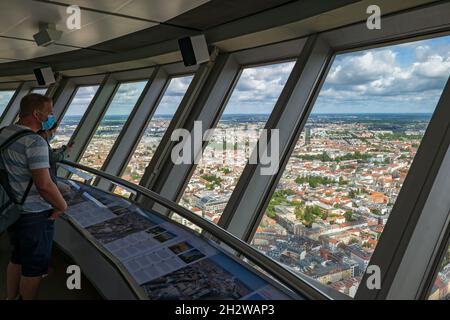 I turisti al ponte di osservazione della torre della televisione di Berlino (Berliner Fernsehturm) godono della vista della capitale della Germania dall'alto. Foto Stock