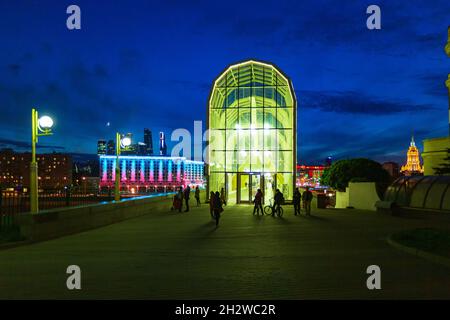 Mosca, Russia - 28 maggio 2017: Vista del colorato Radisson Slavyanskaya Hotel illuminato di notte riflette nel fiume Moskova. Piedistallo colorato Foto Stock