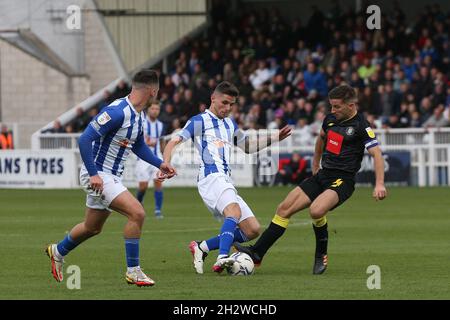 HARTLEPOOL, REGNO UNITO. 24 OTTOBRE Gavan Holohan di Hartlepool United in azione con Josh Falkingham di Harrogate Town durante la partita della Sky Bet League 2 tra Hartlepool United e Harrogate Town a Victoria Park, Hartlepool domenica 24 Ottobre 2021. (Credit: Mark Fletcher | MI News) Credit: MI News & Sport /Alamy Live News Foto Stock