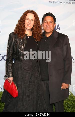 Ursula Whittaker, Oscar Nunez alla quattordicesima edizione annuale del SeaChange Summer Party presso una residenza privata il 23 ottobre 2021 a Laguna Beach, CA (foto di Katrina Jordan/Sipa USA) Foto Stock