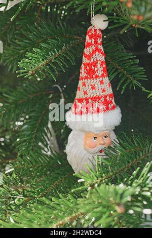 Giocattolo di Natale in ceramica Babbo Natale appeso sull'albero di Natale Foto Stock