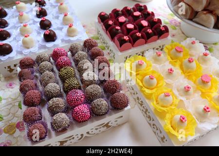 Primo piano di dolci al cioccolato esposti sul tavolo di una festa di nozze brasiliana, Foto Stock