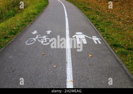 cartello pista ciclabile e cartello strada pedonale dipinto sull'asfalto della strada Foto Stock