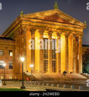 Il 2600 Benjamin Franklin Parkway, il Philadelphia Museum of Art, è il fulcro del quartiere dei musei della città e il punto panoramico dei fotografi più famosi. Foto Stock