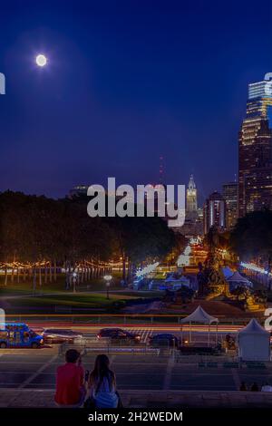 Benjamin Franklin Parkway, luminoso dopo il tramonto, vista dalla piazza di fronte al Philadelphia Museum of Art, in cima alla "Rocky Steps". (dal Foto Stock