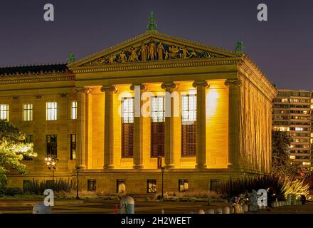 Il 2600 Benjamin Franklin Parkway, il Philadelphia Museum of Art, è il fulcro del quartiere dei musei della città e il punto panoramico dei fotografi più famosi. Foto Stock