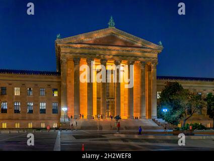 Il 2600 Benjamin Franklin Parkway, il Philadelphia Museum of Art, è il fulcro del quartiere dei musei della città e il punto panoramico dei fotografi più famosi. Foto Stock