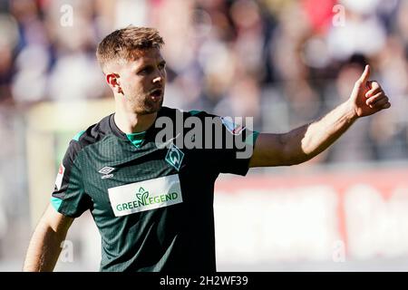 Sandhausen, Germania. 24 ottobre 2021. Calcio: 2. Bundesliga, SV Sandhausen - Werder Bremen, Matchday 11, BWT-Stadion am Hardtwald. I gesti di Brema di Niclas Füllkrug. Credito: Uwe Anspach/dpa - NOTA IMPORTANTE: In conformità con le norme del DFL Deutsche Fußball Liga e/o del DFB Deutscher Fußball-Bund, è vietato utilizzare o utilizzare fotografie scattate nello stadio e/o del match sotto forma di immagini di sequenza e/o serie di foto video-simili./dpa/Alamy Live News Foto Stock