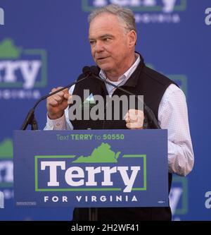 Richmond, Virginia, Stati Uniti. 23 ottobre 2021. Il senatore statunitense TIM KAINE (D-VA) parla a un raduno di base alla Virginia Commonwealth University per conto del candidato democratico per Governatore della Virginia, Terry McAuliffe.(Credit Image: © Brian Cahn/ZUMA Press Wire) Foto Stock