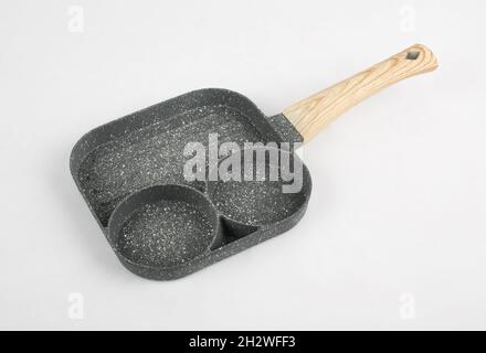 Padella antiaderente in pietra isolata su sfondo bianco Foto Stock