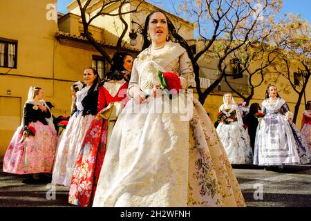 Valencia Fallas Spagna festival Donne falleras in abito tradizionale sfilata marzo Foto Stock